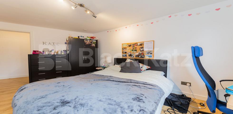 			3 / 4 BEDROOMS!, 3 Bedroom, 1 bath, 1 reception Mews House			 Criterion Mews, ARCHWAY 
